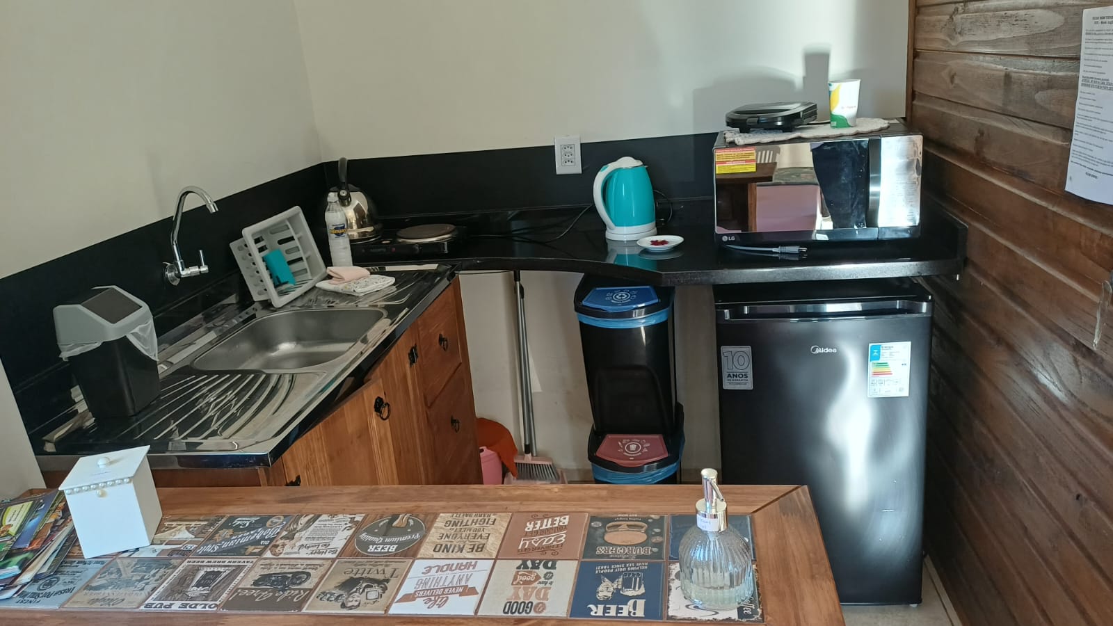 Cozinha equipada da Casa Angillyn Suíte com frigobar e utensílios